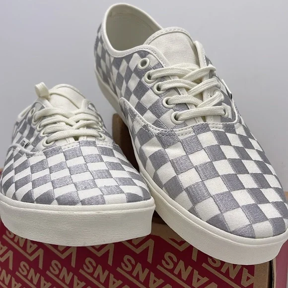 Vans WMNS Authentic Lowpro Embroidered Check Lunar R
VN000D047VF
Sneakers - Picture 5 of 16